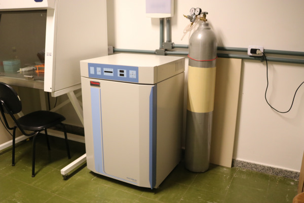Incubadora de CO2 com revestimento de água (Termo Fischer Scientific- Série 8000)